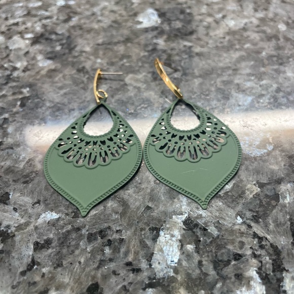 2/$29 or 3/$39 NWOT Eclectic forest green metal teardrop earrings - Picture 4 of 4